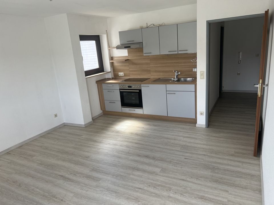 Schöne 1-Zimmer Wohnung mit Einbauküche, Balkon und Tiefgaragenstellplatz in Fellbach