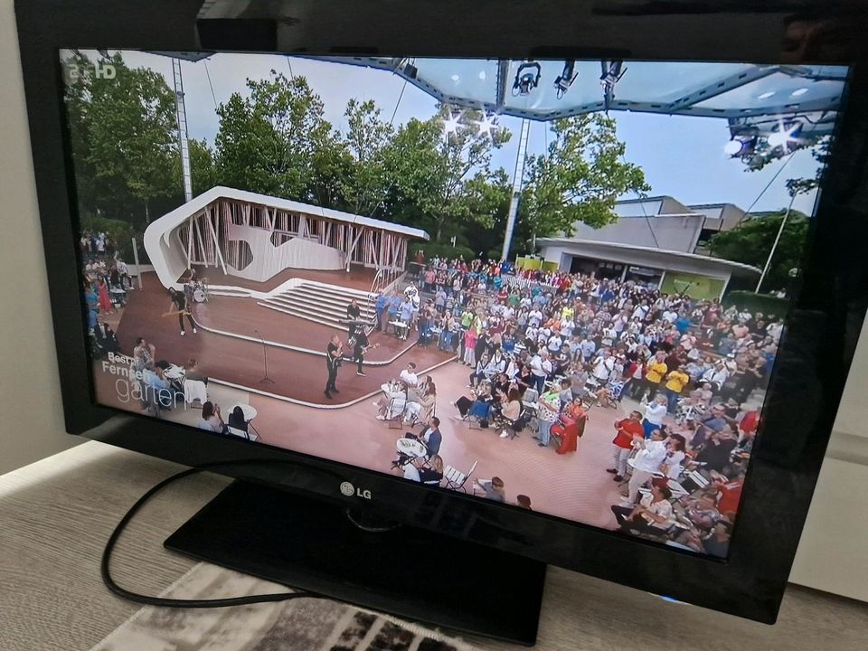 LCD Fernseher  32 zoll LG 32 LK 430 in Düsseldorf