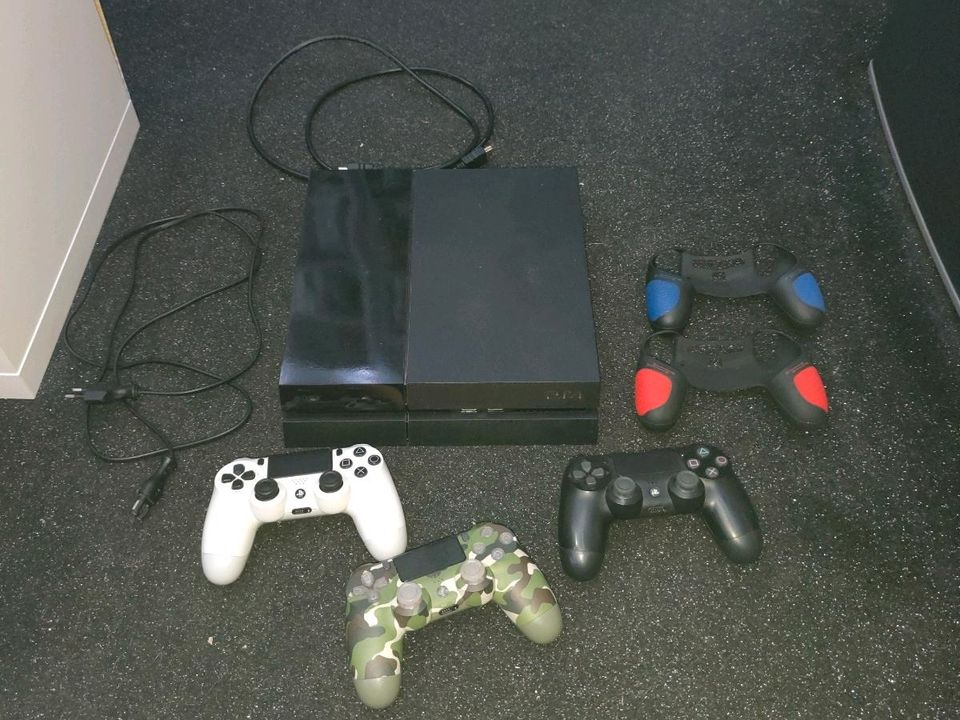PS4 500GB + 3 Controller + 2 Girps in Hohe Börde
