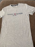 Tommy Hilfiger T-Shirt grau neuwertig Gr. S Nordrhein-Westfalen - Hemer Vorschau