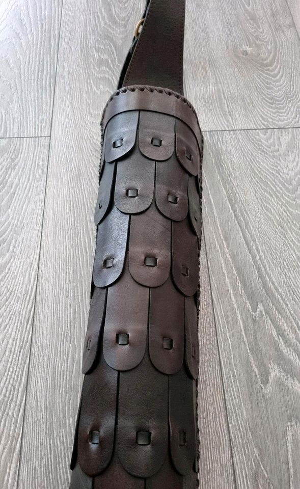 hochwertiger Rückenköcher aus Leder im Panzerdesign in Paderborn