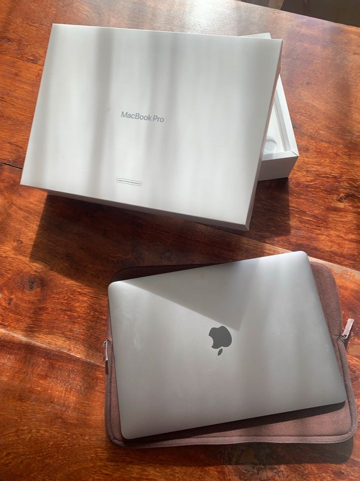 MacBook Pro 2020 in Hasloh