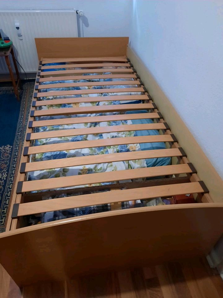 Holzbett Bett mit Lattenrost in Berlin