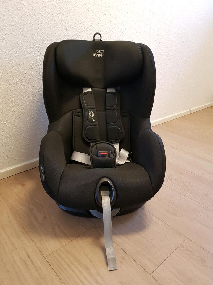 BRITAX RÖMER Kindersitz Trifix2 i-Size, schwarz, 76-105 cm, 22 kg in Neuss