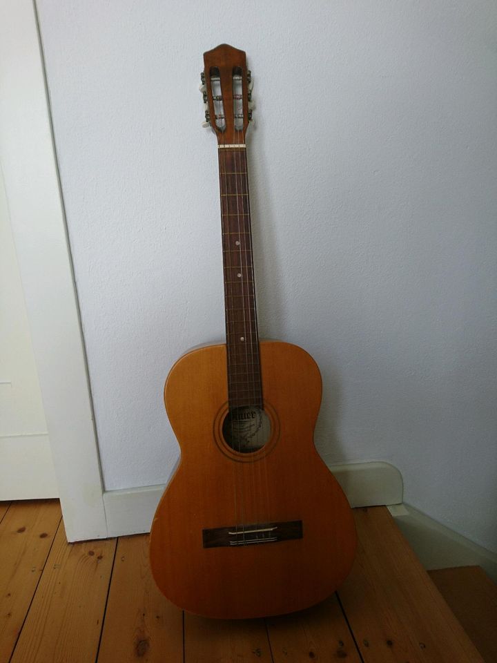 Alte Gitarre (Deko?) in Burscheid