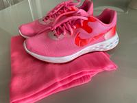 Nike Running Laufschuh Sneaker Gr 40 mit edlem Tuch NP 150 € Niedersachsen - Neuharlingersiel Vorschau