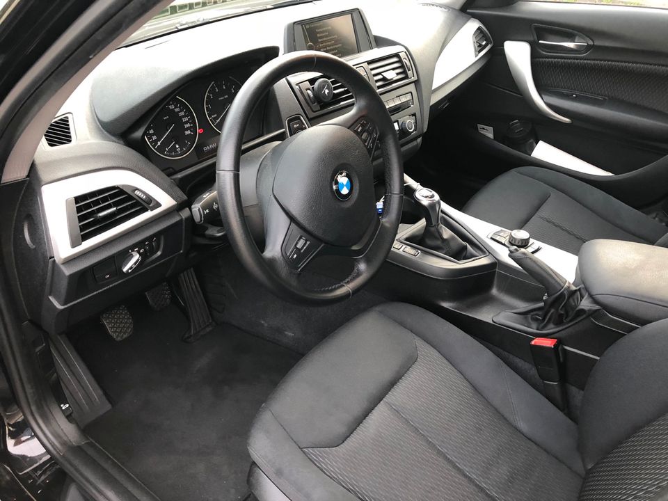 BMW 114i - TÜV, Kette, Keilriemen, Reifen u. Bremsen NEU in Meerbusch