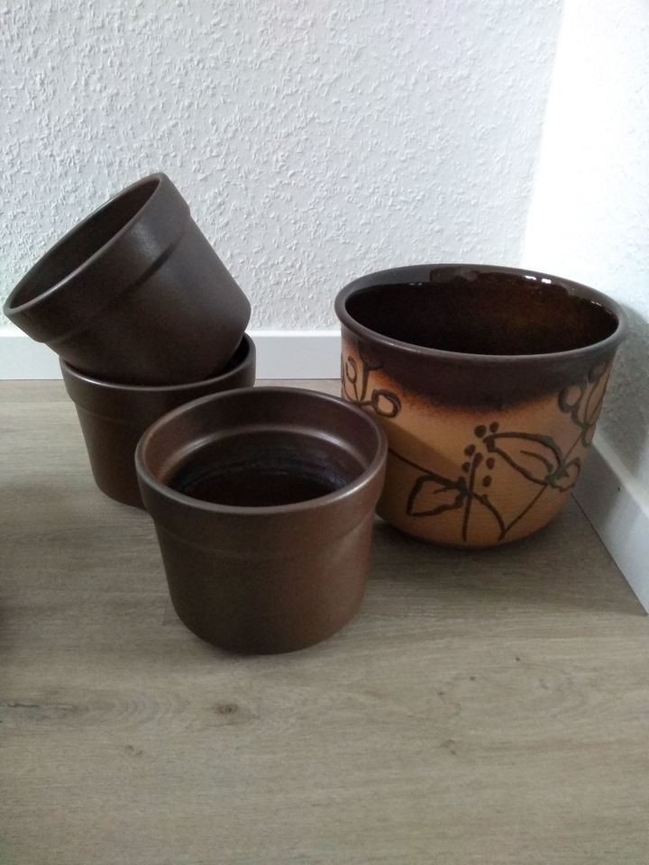 Keramik-Blumenübertöpfe, braun in Moers