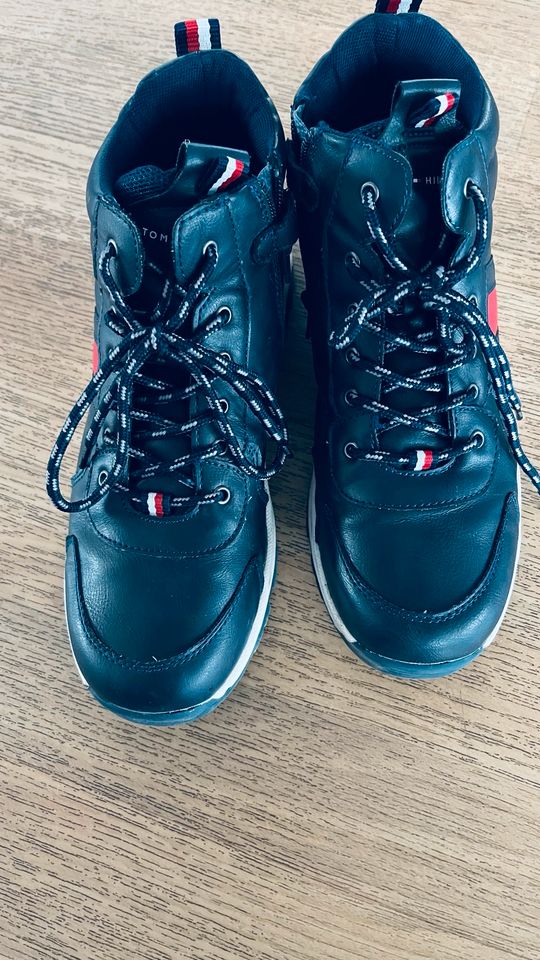 Tommy Hilfiger Schuhe Gr 40 in Haßfurt