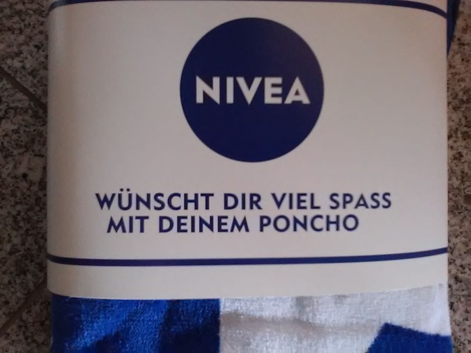 NIVEA  Badetuch und Poncho 2023 blau - Originalverpackung in Niederkassel
