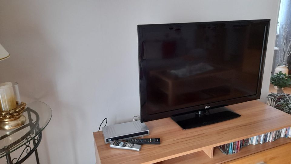 LG TV 42-LK 430 Schwarz DVB-T/C CI+  (106,68cm (42") in Königstein im Taunus