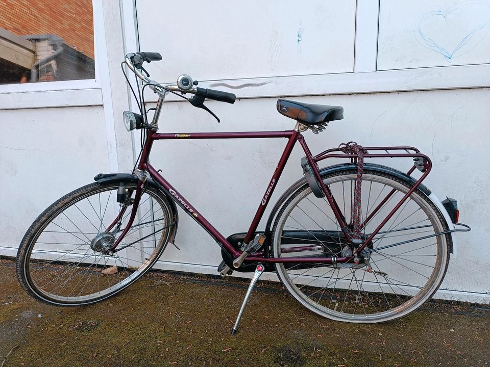 Sehr schönes Fahrrad, sauber, nur der Hinterreifen ist platt in Elsdorf