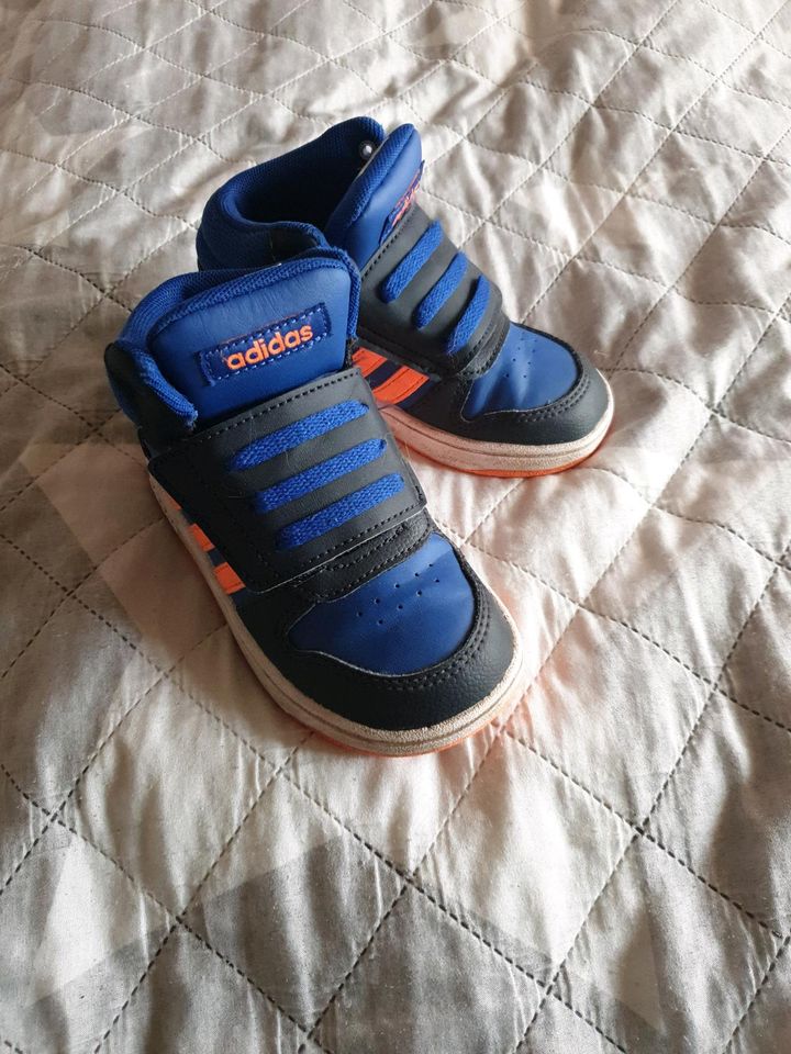 Biete diese Adidas Schuhe gr 26 an in Berlin