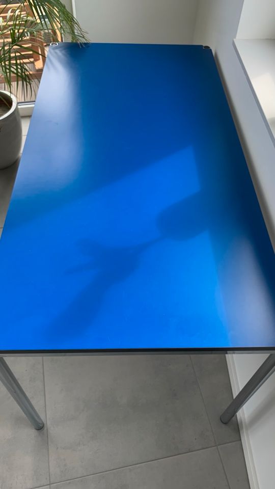 USM Haller Schreibtisch in Ultramarinblau / Yves Klein Blau in Pulheim