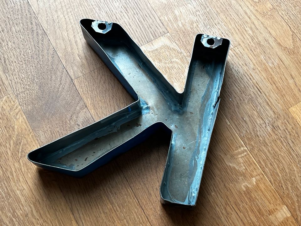 Vintage Metallbuchstabe „K“ im industrial Look gelb / blau in Serrig