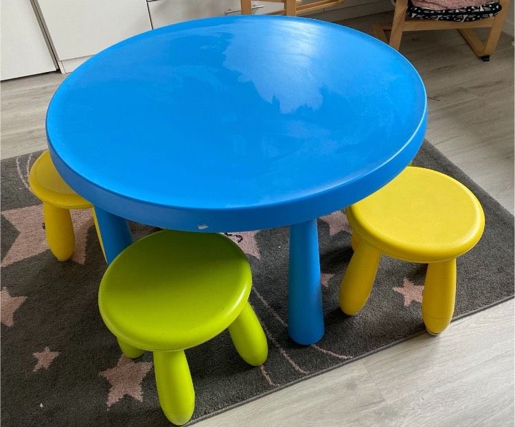 Ikea Sitzgruppe zuverkaufen 4 Hocker & Tisch in Oberhausen