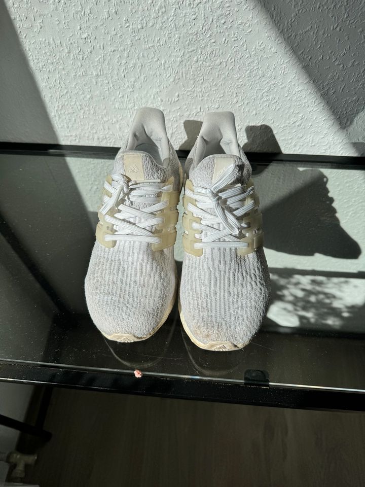 Adidas Ultra Boost weiß in Wetzlar