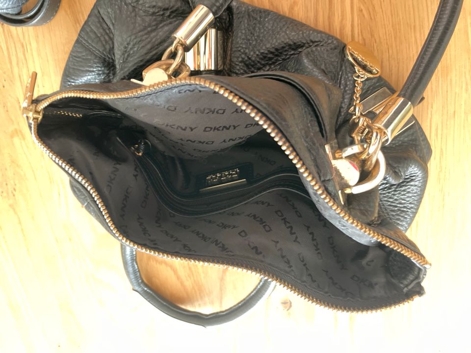 DKNY Handtasche aus Leder in Sauerlach