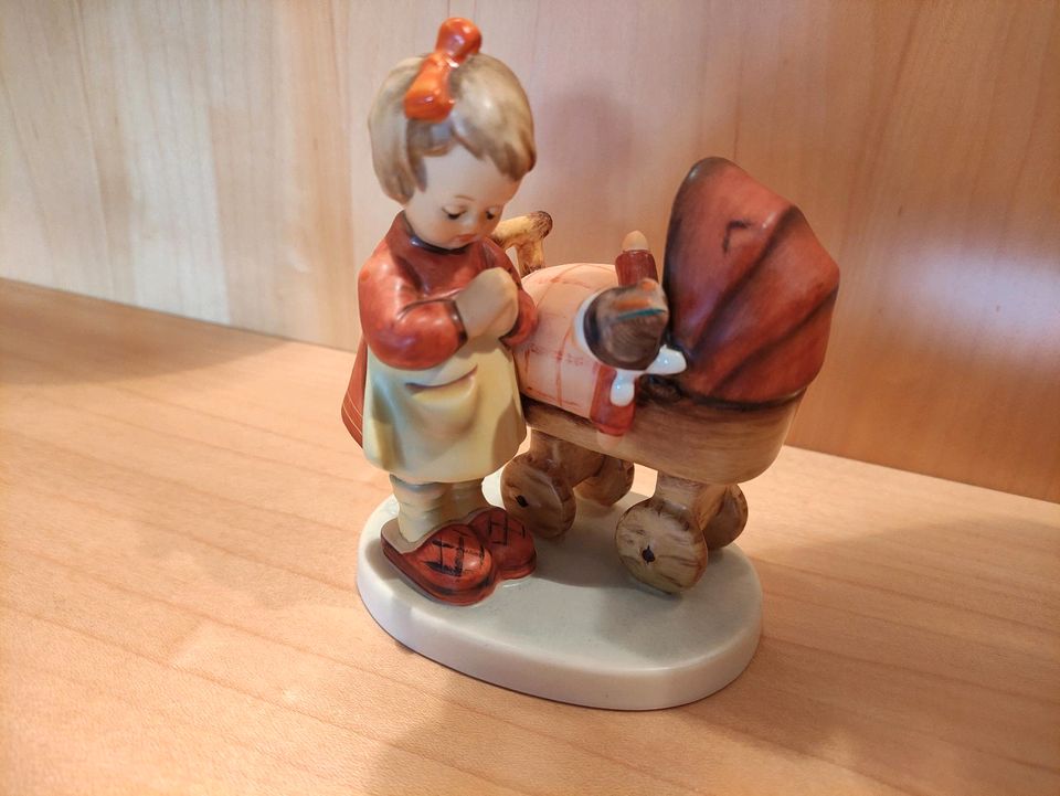 M.I. Hummel-Figur "das Puppenmütterchen" (HUM 67) von Goebel in Leinfelden-Echterdingen