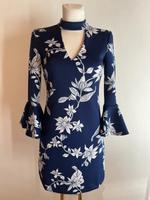 Guess Blumen Kleid Volants-Ärmel dunkelblau weiß Cut-out XS Kr. München - Ottobrunn Vorschau