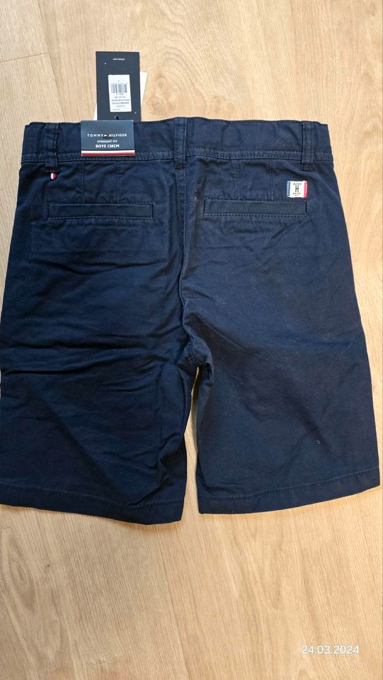 Neu mit Etikett Tommy Hilfiger Straight Fit Shorts 128 dunkelblau in Lahr (Schwarzwald)