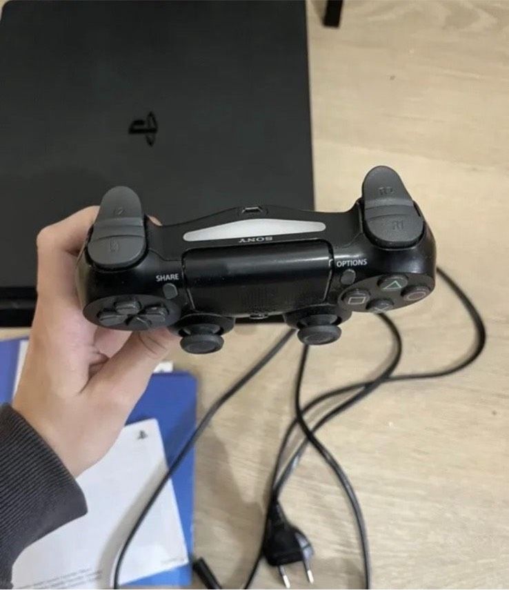 PlayStation 4 Slim 1tb Schwarz mit Controller in Pforzheim