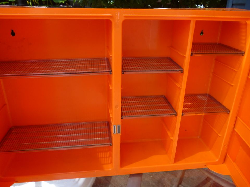 Toller Retro Arzneimittelschrank,50er-60er Jahre,Orange in Rust