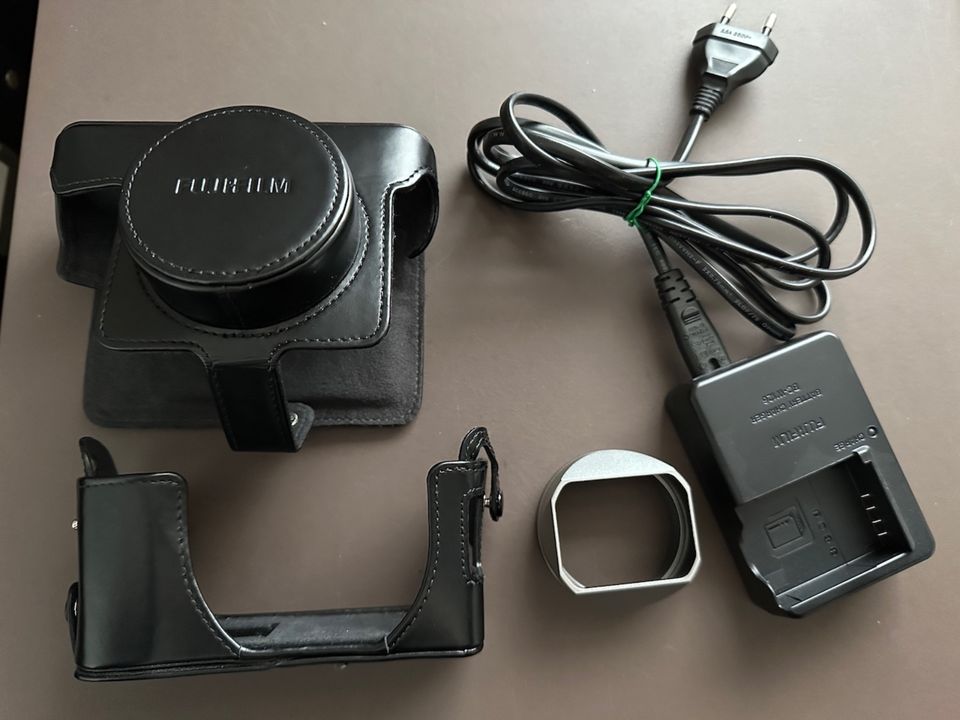 Fujifilm X100V Tasche, Ladegerät und Squarehood in Grömitz