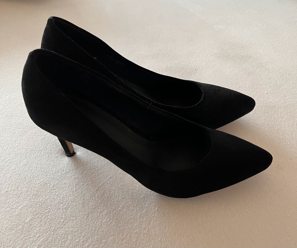 Cox schwarze Pumps Gr. 38 mit Gold -Glitter Sohle in Esslingen