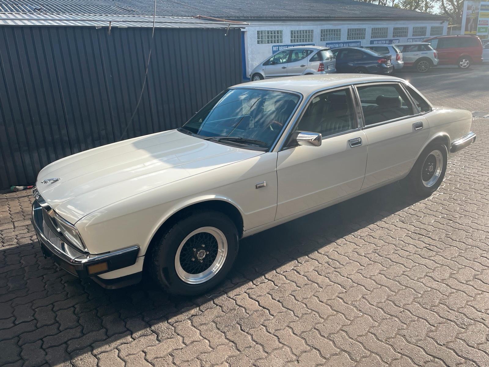 Abbildung des Autos Jaguar XJ40 weiß (ohne K…