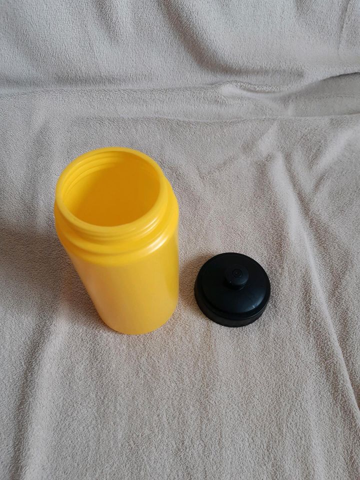 Trinkflasche Plastik gelb neu unbenutzt verschließbar in Mühltal 