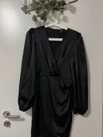 Shein schwarzes Wickelkleid Satin Nordrhein-Westfalen - Mülheim (Ruhr) Vorschau