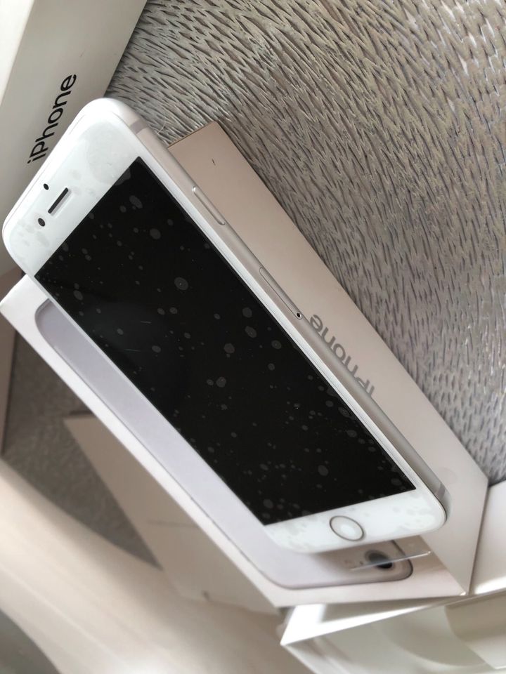 Apple iPhone 7 32GB Silber (ohne Simlock) Neuwertig in Frankfurt am Main