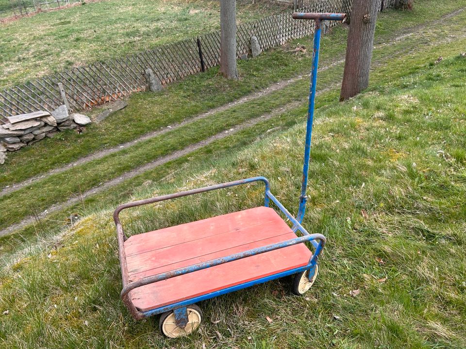 Alter Handwagen Bollerwagen aus DDR Zeiten in Großrückerswalde