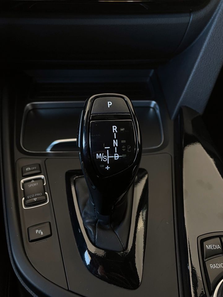 BLAKAYA Kompatibel mit Kohlefaser-Schaltknauf-Abdeckung, Auto-Schalthebel,  modifizierte Dekoration für BMW F20 F22 F07 E70M (schwarz)