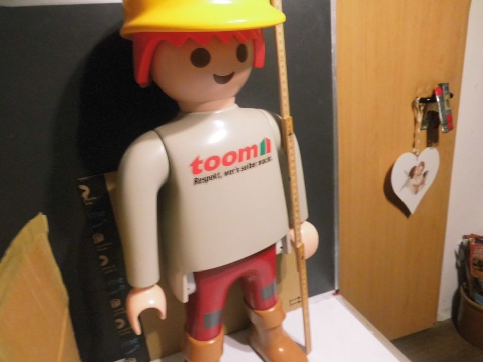 Verkauft werd eine Werbefigur von Playmobil ca 64 cm groß in St. Michaelisdonn