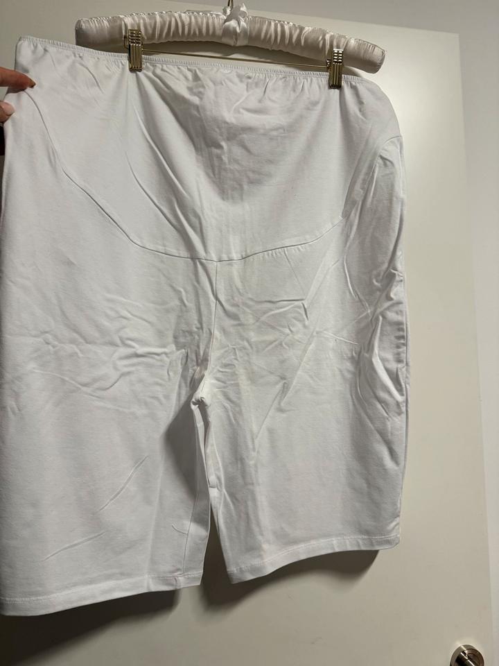Neu! 2x Umstandshosen Shorts Bonprix Gr.52/54 schwarz weiß in Hamburg