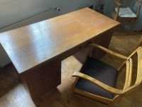 Kanzlei-Massivholz-Schreibtisch (Eiche?), mit passendem Stuhl Hessen - Hünfelden Vorschau