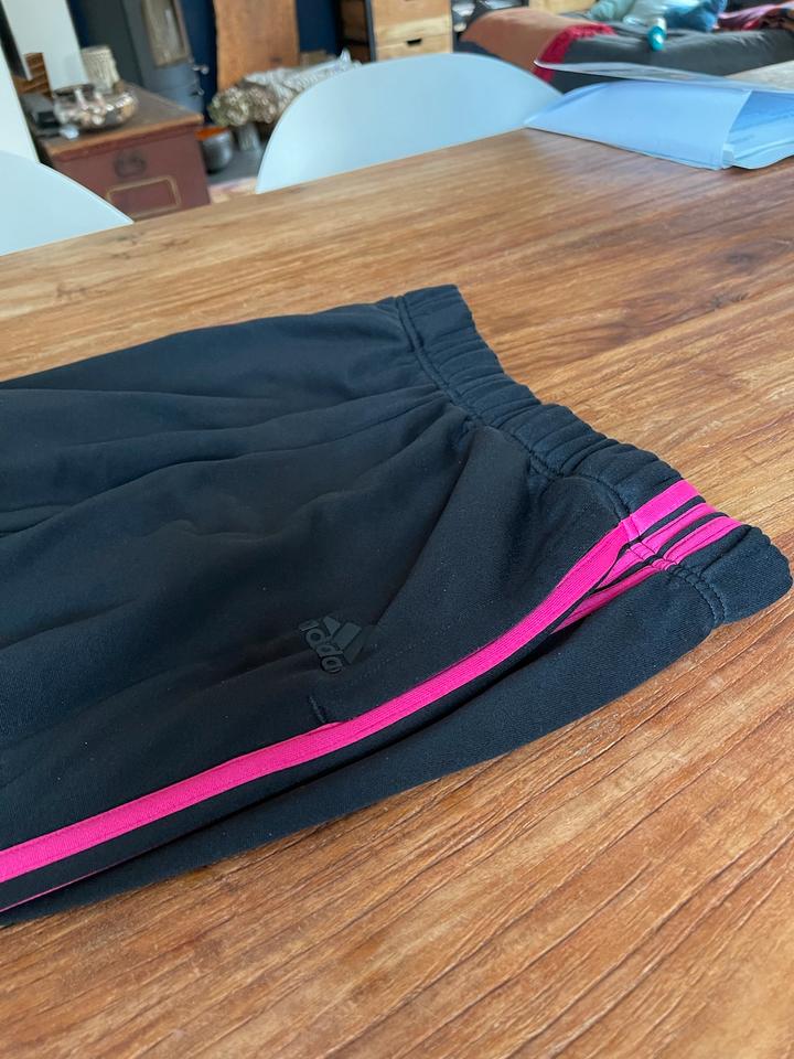 Jogginganzug Adidas schwarz pink Jogginghose Sweatshirtjacke in Fürth