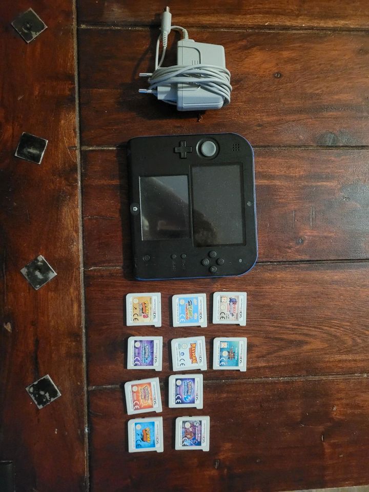 2DS mit Ladegerät und 11 Spielen in Aschersleben