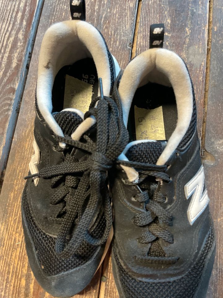 New Balance 36/1/2 schwarz Sneaker Mädchen Damen jungen in Hannover