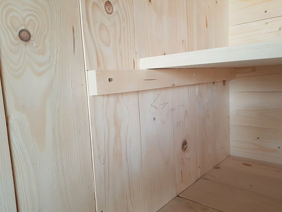 Rustikaler Schrank von Blockstammholz. in Heidenrod