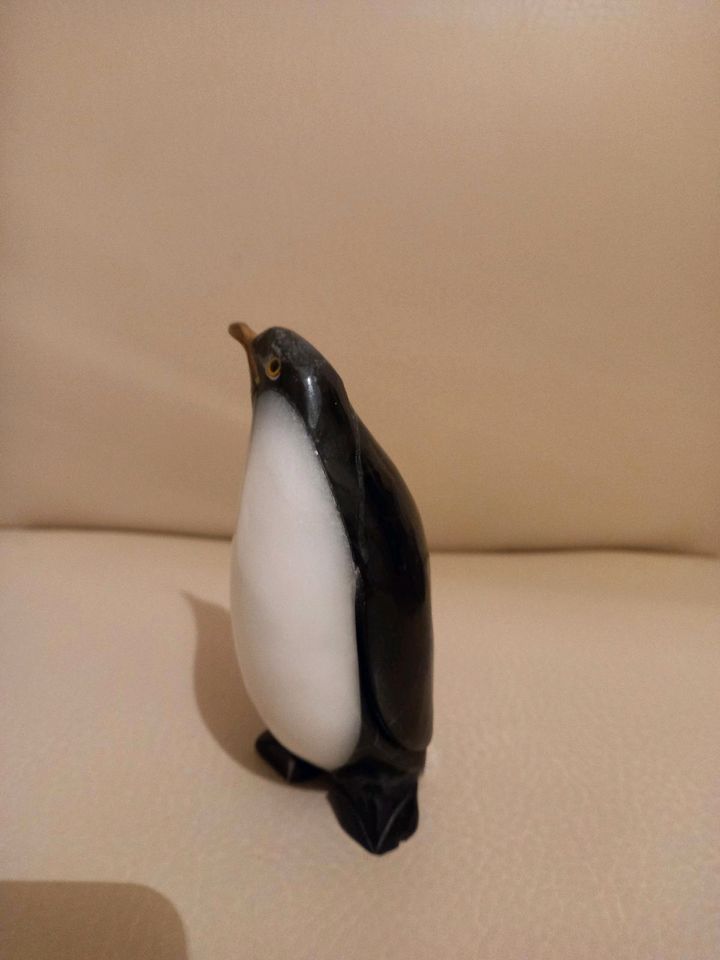 Pinguin aus Marmor mit Messingschnabel in Göttingen