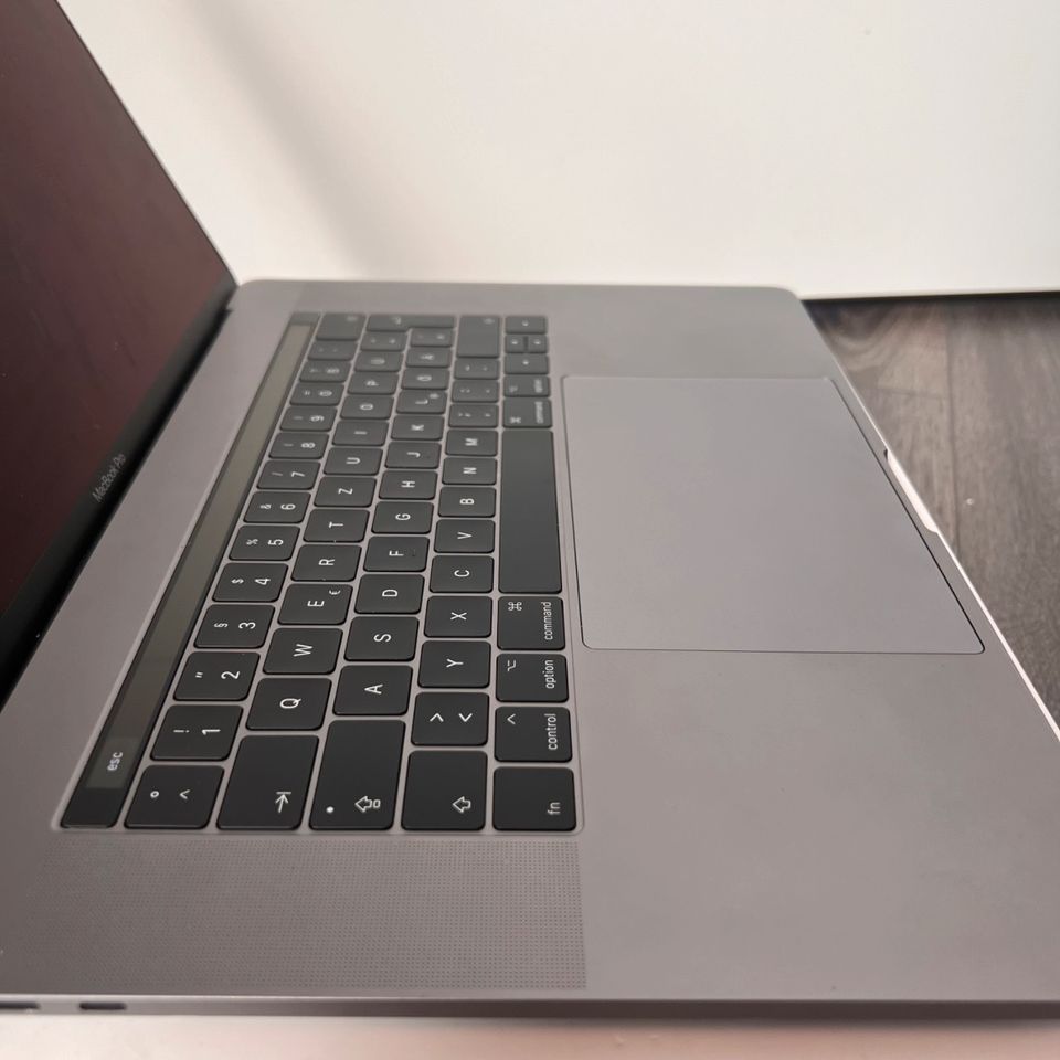 MacBook Pro 15“ (2017) 2,8 GHz, 16GB, 256GB SSD - Display defekt in Veitsbronn