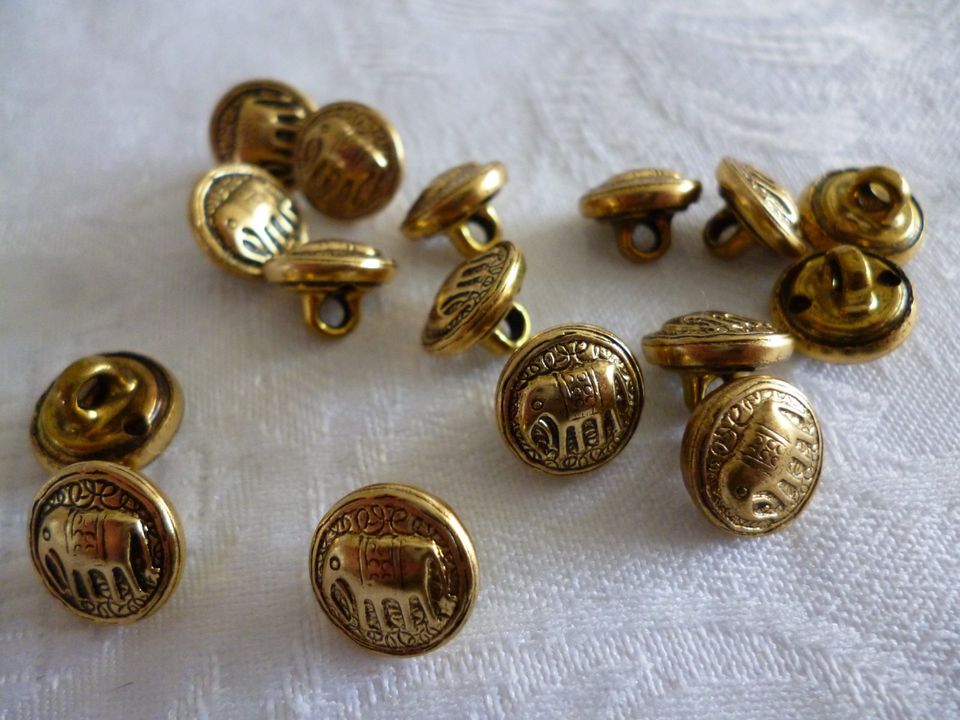 Kleiner Knopf mit Elefanten Motiv ca. 1 cm Durchmesser Farbe Gold in Haan