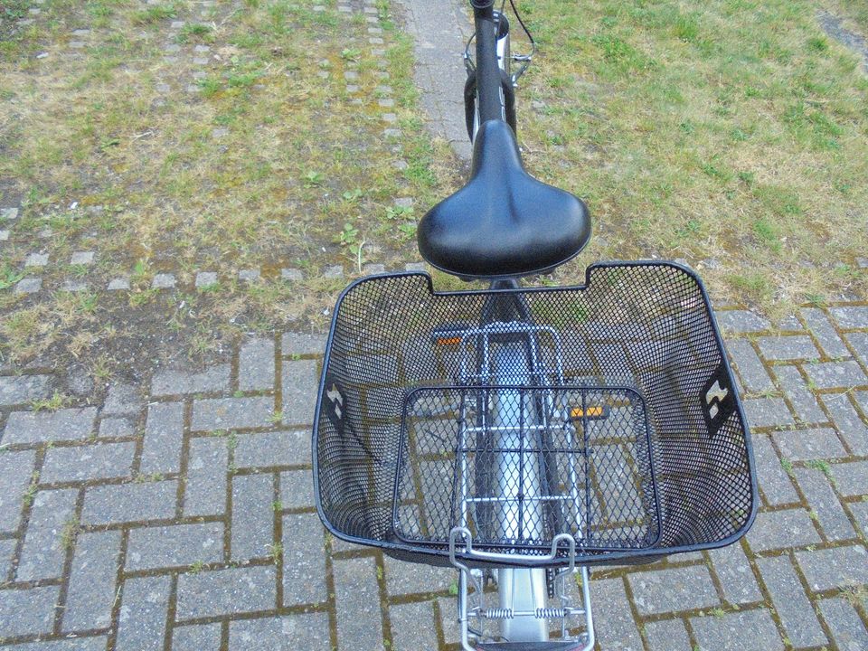 Fahrrad mit korb. 28 Zoll. 3 gang. Licht, bremse, reifen OK in Hannover