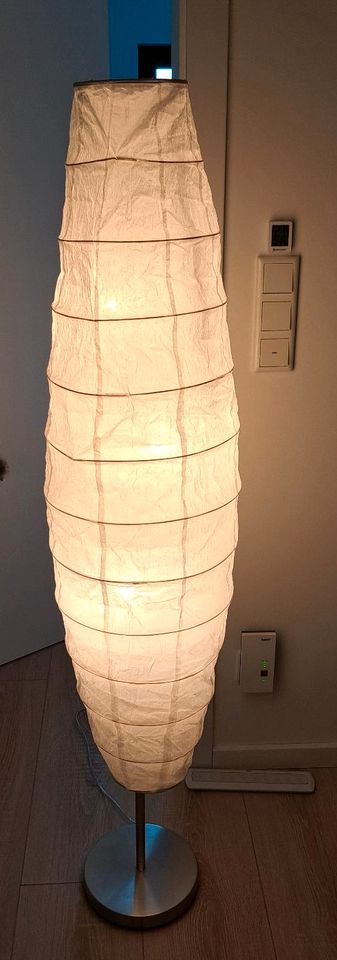 Stehlampe mit Papierschirm in Groß Oesingen