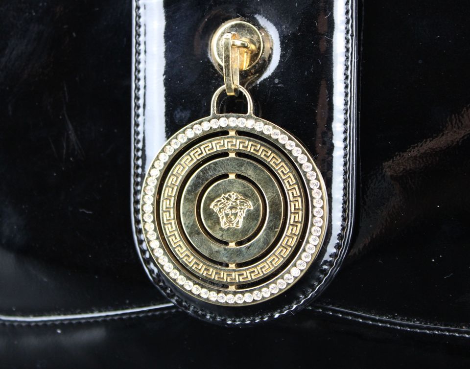 Gianni Versace Tasche Handtasche Schultertasche schwarz Lack gold in Duisburg