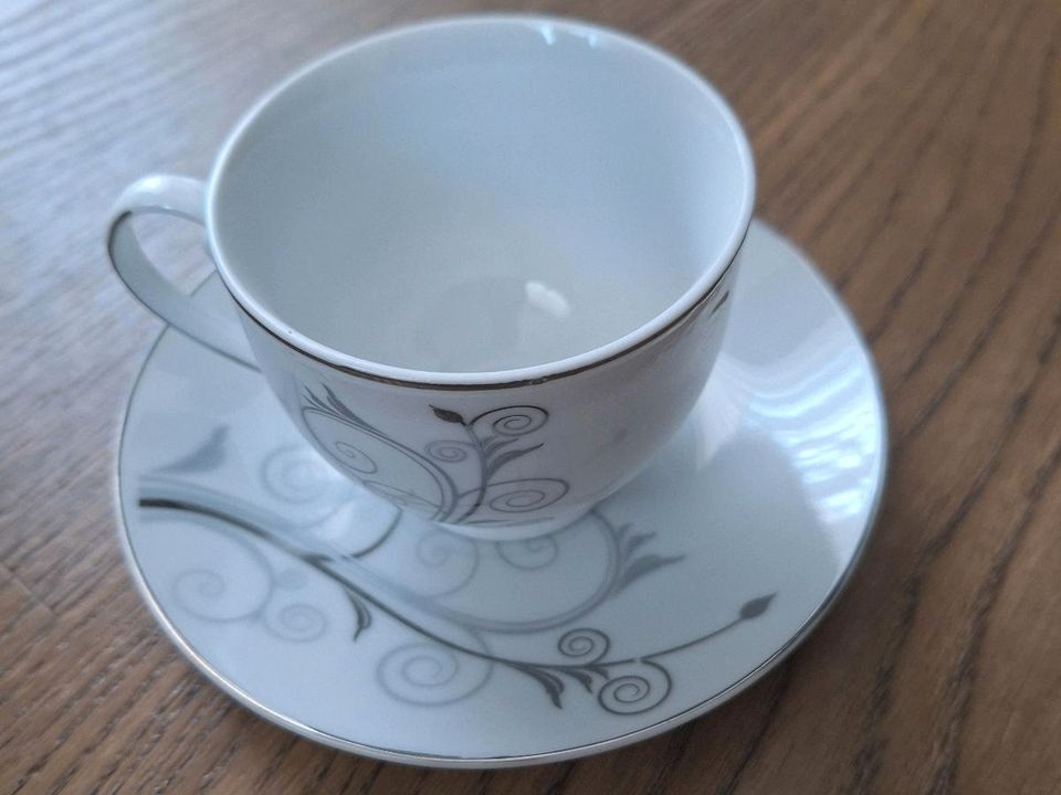 Porzellan-Set (Tasse mit Untertasse, 6x, weiß mit Muster) in Norderstedt