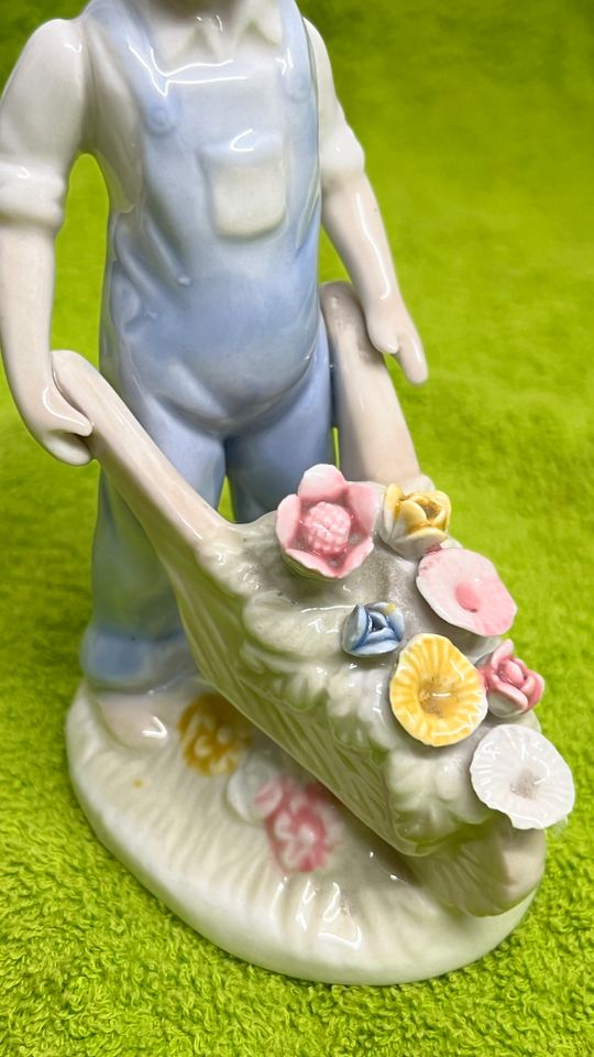 Porzellanfigur Junge mit Blumen Schubkarre Sammlerstück Sammlung in Düsseldorf